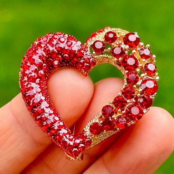 🔥2/$20 Heart Brooch Rhinestone Gold Tone Heart Brooch Gift for you Loved One - Picture 1 of 4